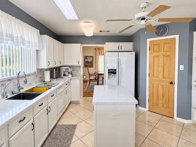 7 S Skimmer Street, La Marque, TX 77568