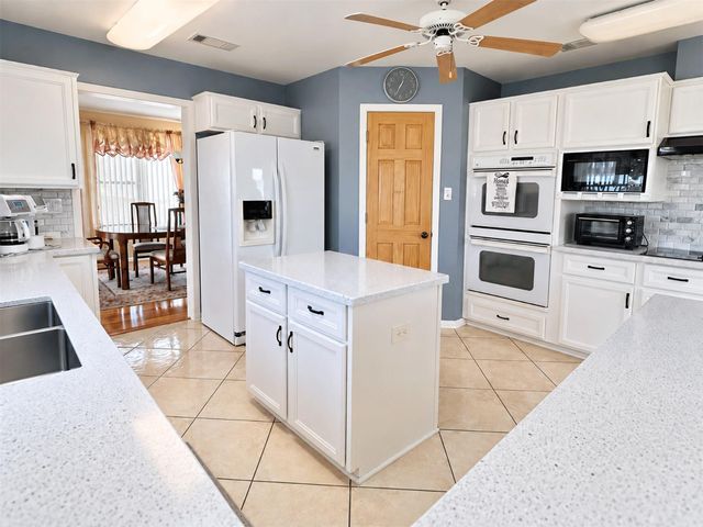 7 S Skimmer Street, La Marque, TX 77568