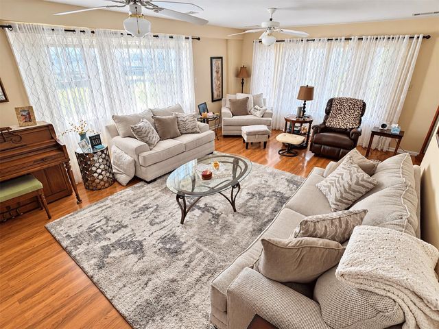 7 S Skimmer Street, La Marque, TX 77568