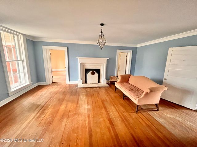 240 W Chulahoma Avenue, Holly Springs, MS 38635