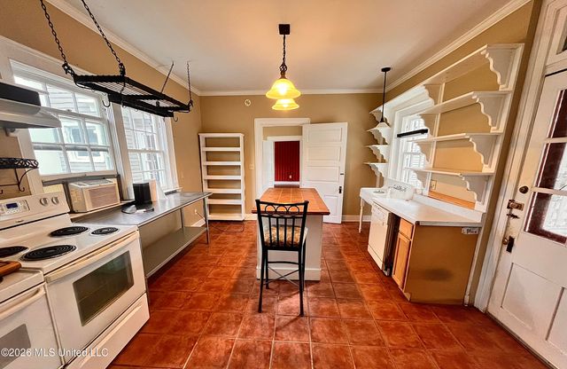 240 W Chulahoma Avenue, Holly Springs, MS 38635