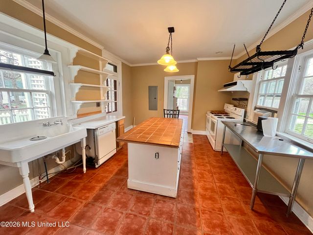 240 W Chulahoma Avenue, Holly Springs, MS 38635