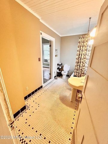 240 W Chulahoma Avenue, Holly Springs, MS 38635