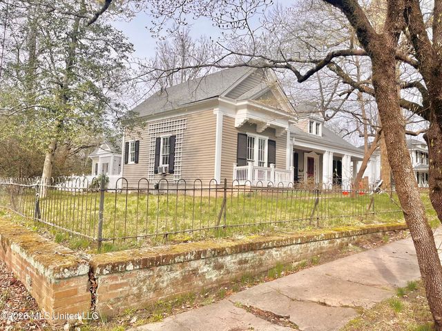 240 W Chulahoma Avenue, Holly Springs, MS 38635