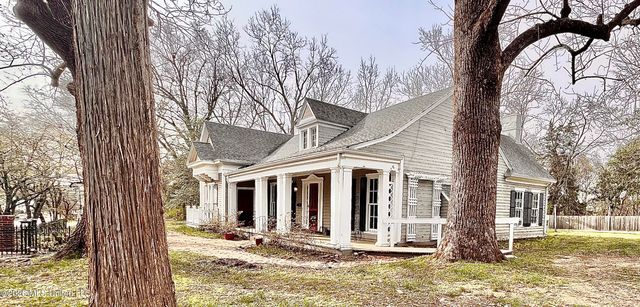 240 W Chulahoma Avenue, Holly Springs, MS 38635