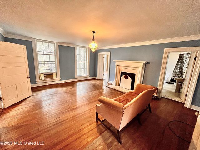 240 W Chulahoma Avenue, Holly Springs, MS 38635