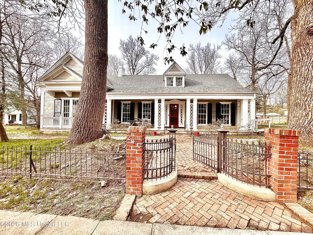 240 W Chulahoma Avenue, Holly Springs, MS 38635