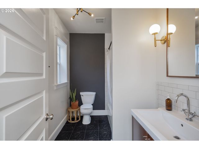 2912 N FARRAGUT St, Portland, OR 97217