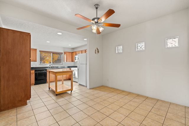 4377 Vuelta Dorada, Santa Fe, NM 87507