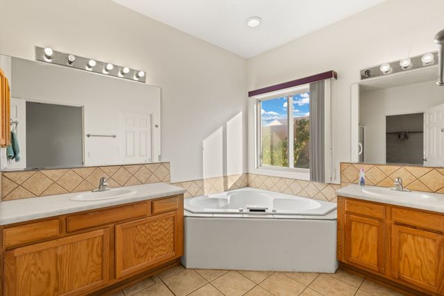 4377 Vuelta Dorada, Santa Fe, NM 87507