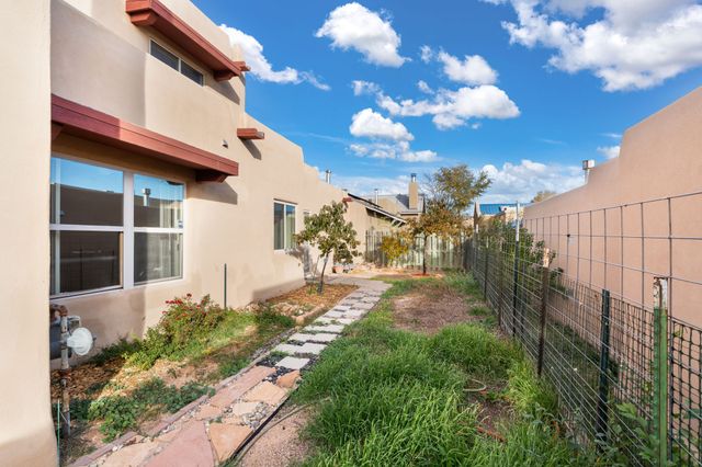 4377 Vuelta Dorada, Santa Fe, NM 87507