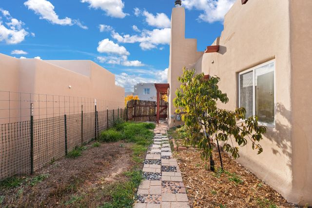 4377 Vuelta Dorada, Santa Fe, NM 87507