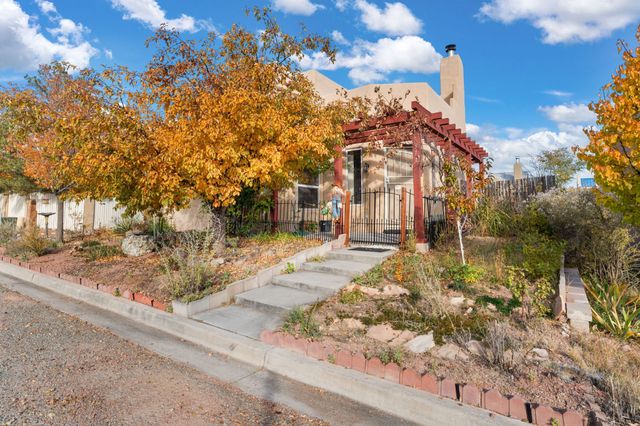 4377 Vuelta Dorada, Santa Fe, NM 87507