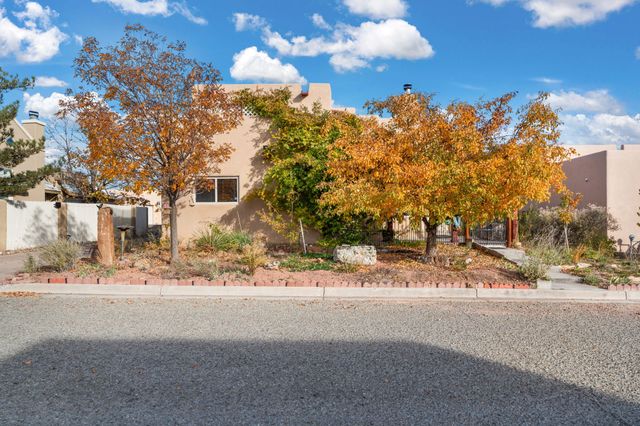 4377 Vuelta Dorada, Santa Fe, NM 87507