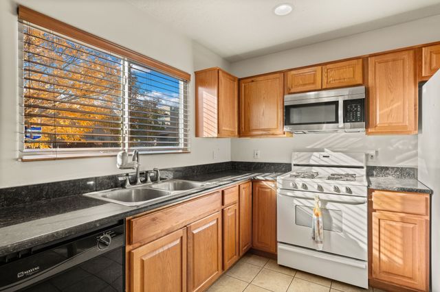 4377 Vuelta Dorada, Santa Fe, NM 87507