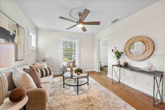 820 W WOODLAWN AVENUE, Tampa, FL 33603