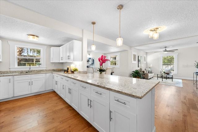 820 W WOODLAWN AVENUE, Tampa, FL 33603