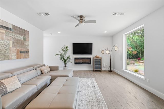 521 Diamond Point Drive, Oak Point, TX 75068
