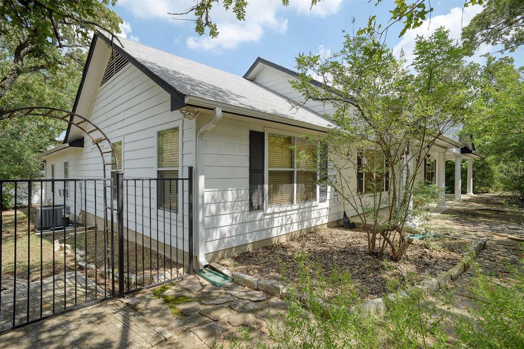 255 W Oak LOOP, Cedar Creek, TX 78612