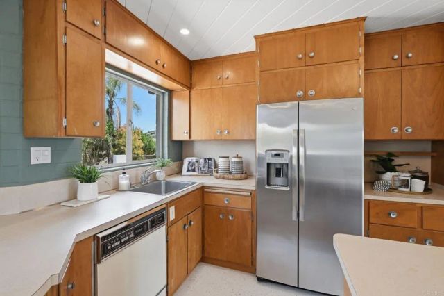 1765 Robinhood Road, Vista, CA 92084