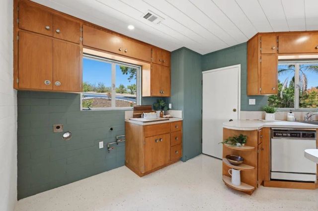 1765 Robinhood Road, Vista, CA 92084