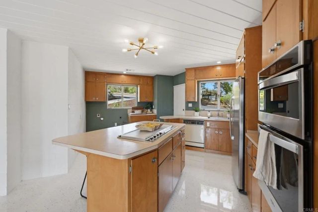 1765 Robinhood Road, Vista, CA 92084