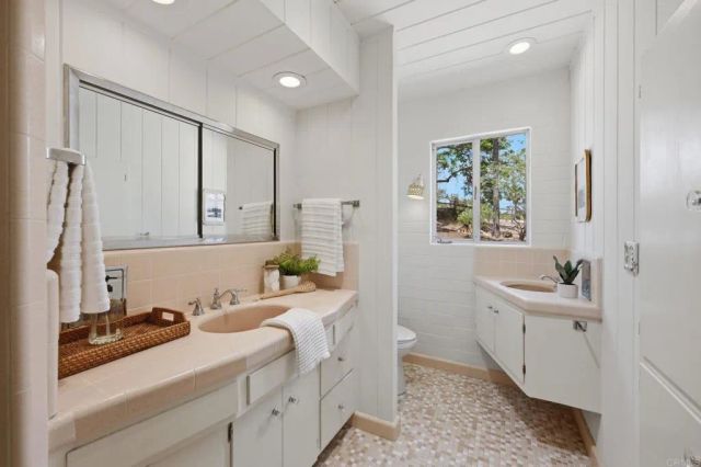 1765 Robinhood Road, Vista, CA 92084