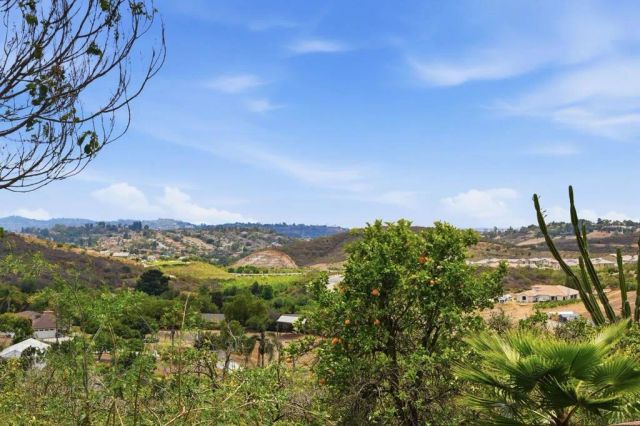1765 Robinhood Road, Vista, CA 92084