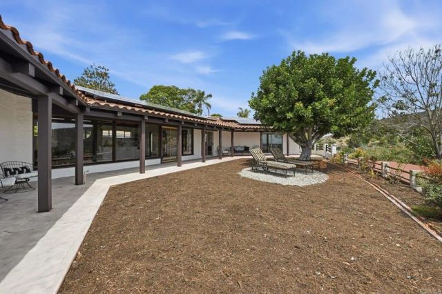 1765 Robinhood Road, Vista, CA 92084