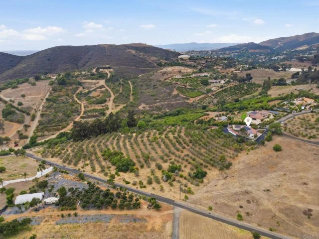 1765 Robinhood Road, Vista, CA 92084