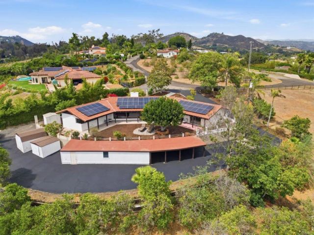 1765 Robinhood Road, Vista, CA 92084