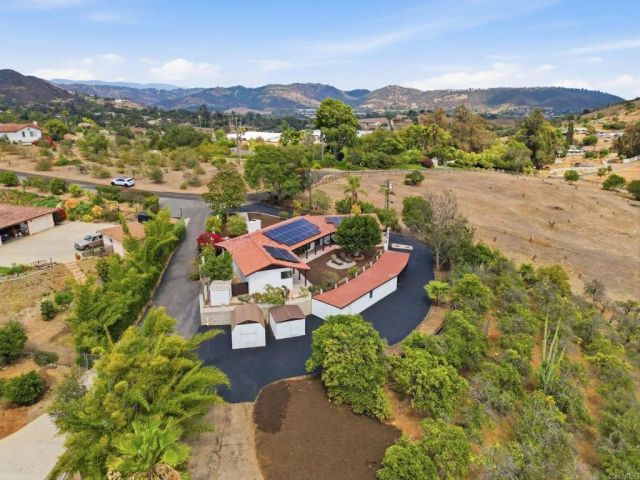 1765 Robinhood Road, Vista, CA 92084