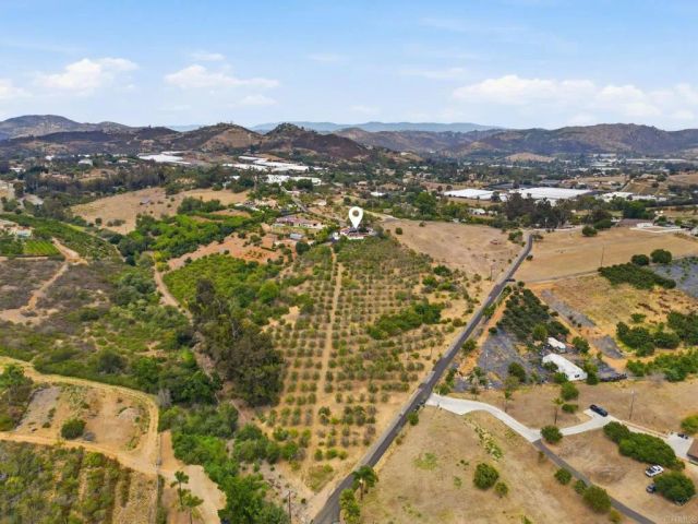 1765 Robinhood Road, Vista, CA 92084