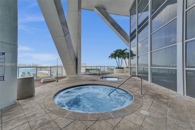 888 Biscayne Boulevard 2002, Miami, FL 33132