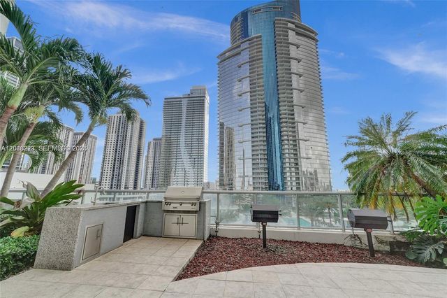 888 Biscayne Boulevard 2002, Miami, FL 33132