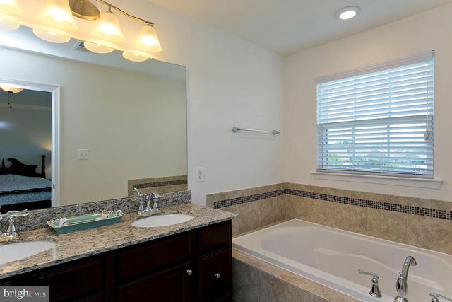 152 TROUT LILY DR, Lake Frederick, VA 22630