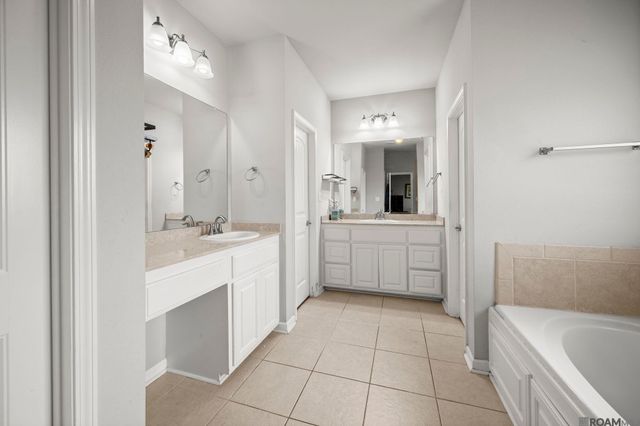 16358 Magnolia Trace Pkwy, Baton Rouge, LA 70817