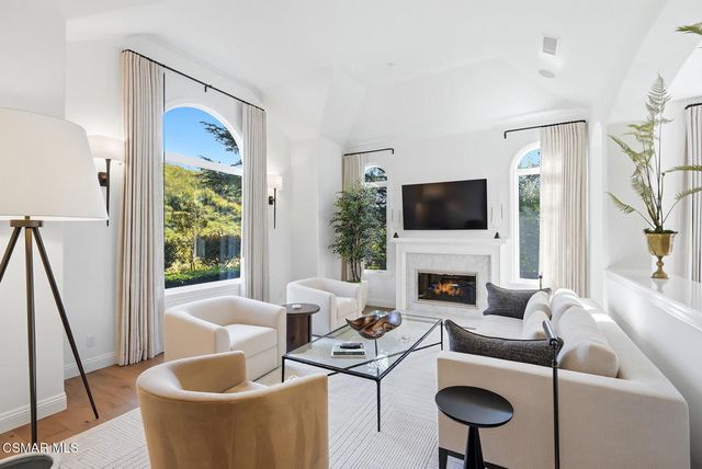 3886 Cresthaven Drive, Westlake Village, CA 91362