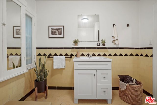 2043 W 41st Drive, Los Angeles, CA 90062