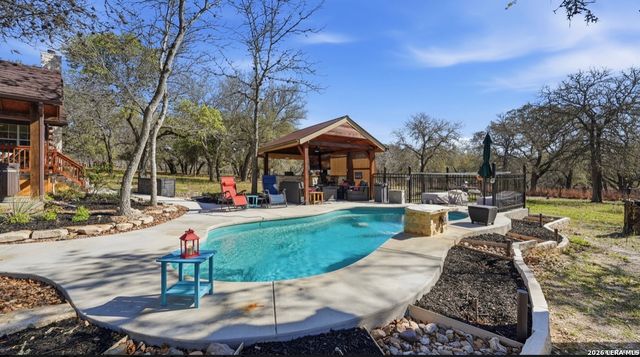 828 SHADY GROVE LN, Adkins, TX 78101