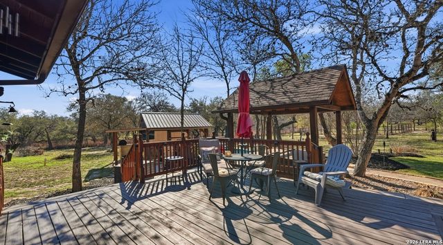 828 SHADY GROVE LN, Adkins, TX 78101