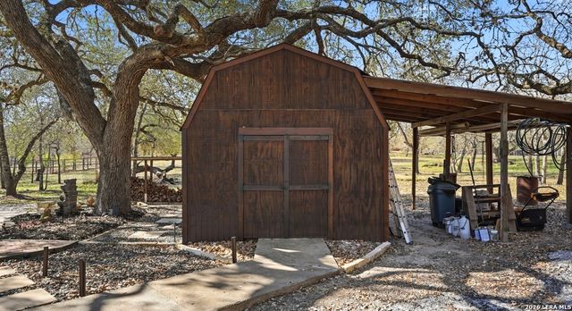 828 SHADY GROVE LN, Adkins, TX 78101