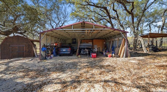 828 SHADY GROVE LN, Adkins, TX 78101