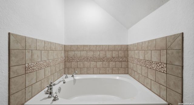 828 SHADY GROVE LN, Adkins, TX 78101