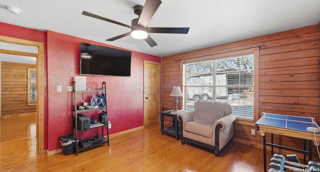 828 SHADY GROVE LN, Adkins, TX 78101