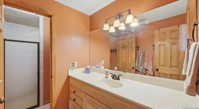 828 SHADY GROVE LN, Adkins, TX 78101