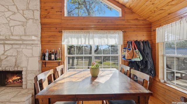 828 SHADY GROVE LN, Adkins, TX 78101