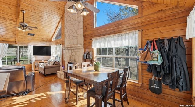 828 SHADY GROVE LN, Adkins, TX 78101