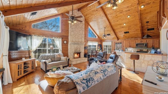 828 SHADY GROVE LN, Adkins, TX 78101