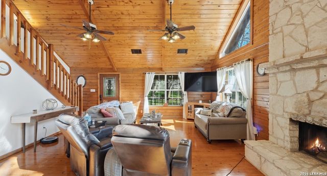 828 SHADY GROVE LN, Adkins, TX 78101